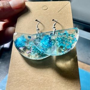 Hand made resin earrings made with natural dry flowers